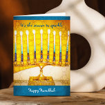 Tarjeta Festiva Hanukkah Temporada de Menorah dorada amarilla para<br><div class="desc">"Es temporada de chispas. Feliz Hanukkah". Una foto de primer plano de una brillante, colorida y dorada menorah te ayuda a inaugurar las vacaciones de Hanukkah. Siente el calor y la alegría de la temporada de vacaciones cada vez que envíe esta impresionante y colorida tarjeta de saludo de Hanukkah. En...</div>