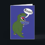 Tarjeta Festiva Hanukkah Tyrannosaurus Rex Dinosaur Personalizado<br><div class="desc">Un tiranosaurio verde Rex Dinosaur sostiene una menorah y dice "¡Roar!" en un fondo azul. El texto de adentro dice,  "Roar" es un dinosaurio para Feliz Hanukkah! Todo el texto en la parte delantera y dentro de la tarjeta es personalizable y puede ser personalizado para satisfacer sus necesidades!</div>