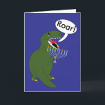 Tarjeta Festiva Hanukkah Tyrannosaurus Rex Dinosaur Personalizado<br><div class="desc">Un tiranosaurio verde Rex Dinosaur sostiene una menorah y dice "¡Roar!" en un fondo azul. El texto de adentro dice,  "Roar" es un dinosaurio para Feliz Hanukkah! Todo el texto en la parte delantera y dentro de la tarjeta es personalizable y puede ser personalizado para satisfacer sus necesidades!</div>