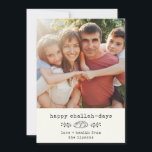 Tarjeta Festiva Happy Challah Days Modern Hanukkah Trendy Photo<br><div class="desc">¡Felices Días De Retos! Esta sencilla y moderna tarjeta hanukkah muestra tu foto favorita junto con un mensaje de máquina de escribir personalizado,  así como un caprichoso pan de jalá y un ilustracion botánico de rama. En la parte trasera hay un patrón rojo cálido de leñador de leñador.</div>