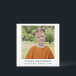 Tarjeta Festiva Happy Hanukkah Minimalista Typewriter Photo Square<br><div class="desc">Feliz Hanukkah | Tarjeta de vacaciones de texto de máquina Minimalista</div>