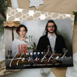 Tarjeta Festiva Happy Hanukkah Modern HandWriting Photo<br><div class="desc">Una simple y moderna tarjeta de vacaciones con una foto con todo el color y el saludo 'Happy Hanukkah' con un moderno guión de caligrafía blanca al fondo sobre un fondo de foto con degradado negro. Una estrella geométrica de un patrón blanco david sobre un fondo neutro rellena la parte...</div>