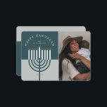 Tarjeta Festiva Happy Hanukkah Modern Menorah Candle Family Photo<br><div class="desc">Feliz Hanukkah, envía tus deseos de Hanukkah a tu familia y amigos con nuestra hermosa y moderna foto de personalizable Hanukkah. Nuestro diseño cuenta con nuestra moderna vela menorah. Se ha optado por una moderna paleta de colores azul verde azulado y gris-azul. "Happy Hanukkah" está escrito con una letra y...</div>