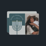 Tarjeta Festiva Happy Hanukkah Modern Menorah Candle Family Photo<br><div class="desc">Feliz Hanukkah, envía tus deseos de Hanukkah a tu familia y amigos con nuestra hermosa y moderna foto de personalizable Hanukkah. Nuestro diseño cuenta con nuestra moderna vela menorah. Se ha optado por una moderna paleta de colores azul verde azulado y gris-azul. "Happy Hanukkah" está escrito con una letra y...</div>