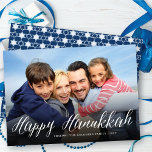 Tarjeta Festiva Happy Hanukkah Modern Trendy White Script Photo<br><div class="desc">Una simple y moderna tarjeta de vacaciones con una foto con todo el color y el saludo 'Happy Hanukkah' con un moderno guión de caligrafía cursiva blanca en la parte inferior de una foto con un degradado negro. Una estrella geométrica de un patrón blanco David sobre un fondo azul oscuro...</div>