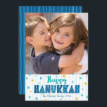 Tarjeta Festiva Happy Hanukkah Photo Gold Stars<br><div class="desc">"Feliz Hanukkah". Una tipografía divertida, divertida, caprichosa, de elaboración manual, junto con un patrón aleatorio de la estrella de David en azul claro y Relieve metalizado de oro falso, todo sobre líneas dibujadas a mano azul acuático claro en un fondo blanco, junto con una foto de su elección, te ayuda...</div>