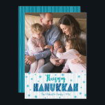 Tarjeta Festiva Happy Hanukkah Photo Modern Verde azulada Fun Typo<br><div class="desc">"Feliz Hanukkah". Una tipografía divertida, juguetona, caprichosa, hecha a mano junto con un patrón aleatorio de la estrella de David en azul claro, todo sobre líneas dibujadas a mano azul acuático sobre un fondo blanco junto con una foto de tu elección, te ayuda a iniciar Hanukkah. Las líneas turquesa dibujadas...</div>