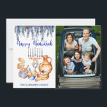 Tarjeta Festiva Happy Hanukkah Photo Template Menorah Pine Drop<br><div class="desc">Este diseño puede ser personalizado en el área proporcionada cambiando la foto y/o el texto. O puede personalizarse haciendo clic en Personalizar esta plantilla y, a continuación, eligiendo la opción de hacer clic en el personalizar y eliminando o cambiando el color del fondo, agregando texto, cambiando el color o estilo...</div>