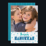 Tarjeta Festiva Happy Hanukkah Photo Turquoise Typography Bold<br><div class="desc">"Feliz Hanukkah". Una tipografía divertida, juguetona, caprichosa, hecha a mano junto con un patrón aleatorio de la estrella de David en azul claro, todo sobre líneas dibujadas a mano azul acuático sobre un fondo blanco junto con una foto de tu elección, te ayuda a iniciar Hanukkah. Las líneas turquesa dibujadas...</div>