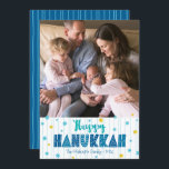 Tarjeta Festiva Happy Hanukkah Photo Typography Gold Stars Moderno<br><div class="desc">"Feliz Hanukkah". Una tipografía divertida, divertida, caprichosa, de elaboración manual, junto con un patrón aleatorio de la estrella de David en azul claro y Relieve metalizado de oro falso, todo sobre líneas dibujadas a mano azul acuático claro en un fondo blanco, junto con una foto de su elección, te ayuda...</div>