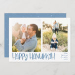 Tarjeta Festiva Happy Hanukkah Playful 2 Photo<br><div class="desc">Tarjeta fotográfica de feriado de Hanukkah. Características, alegre azul celeste negrita escrito a mano "Happy Hanukkah" , 2 espacios de plantillas de fotos en la parte delantera o en la tarjeta, y coordinar la superposición nevada en el respaldo de color azul claro. Líneas de texto de plantilla para su nombre...</div>