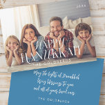 Tarjeta Festiva Happy Hanukkah Simple Modern Moda Family Photo<br><div class="desc">El diseño se compone de un fondo sencillo con una tipografía elegante. Añade tu apellido,  saludo,  fotos y año</div>