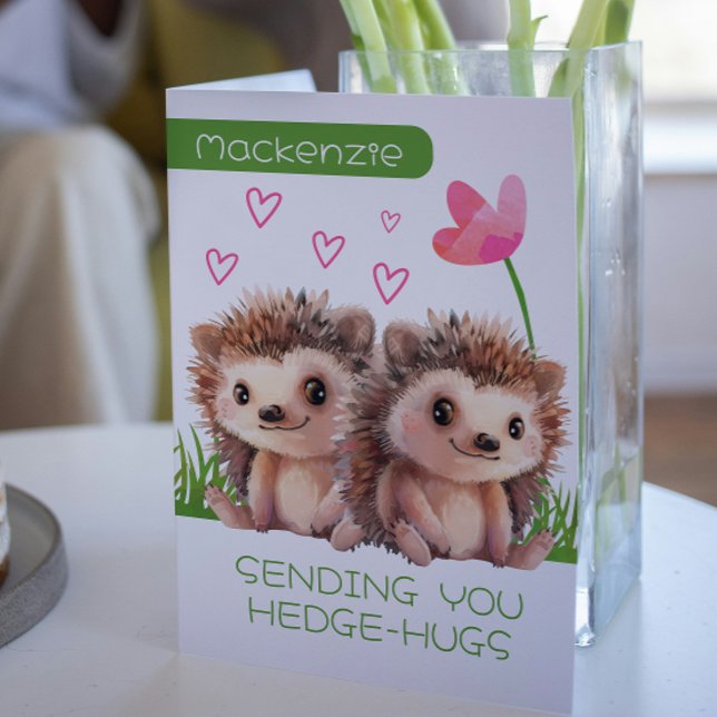 Tarjeta Festiva Hedgehog Hugs Personalizado Valentines (Hedgehog Hugs personalized Valentines Holiday Card by Ricaso. Cute hedgehogs, love hearts and flower)