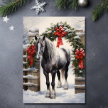 Tarjeta Festiva Hermoso caballo gris con Navidades de Winter Garla<br><div class="desc">Celebre la magia de la temporada con nuestra impresionante tarjeta de vacaciones para Navidades que incluye un hermoso caballo gris bajo un terreno de vacaciones cubierto de nieve en el día invernal. Es perfecto para compartir tus deseos más cálidos y para extender la alegría de las vacaciones. El saludo interno...</div>