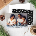 Tarjeta Festiva Hogar para las vacaciones Black Modern Script Phot<br><div class="desc">El diseño de la tarjeta de fotografía navideña "Hogar para las vacaciones" incluye letras modernas de escritura en negro y texto personalizado que se puede personalizar como un overlay con una foto familiar horizontal favorita en casa. Un patrón de invierno moderno se viste en la parte trasera de la tarjeta....</div>