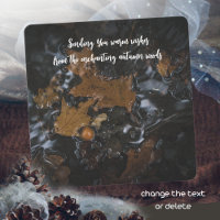 Hojas de roble y bellotas en aguas oscuras