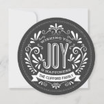 TARJETA FESTIVA HOLIDAY JOY CHALKBOARD ROUND FOTO GREETING<br><div class="desc">DESEANDO ALEGRÍA: Brillante y alegre elegante estilo de pizarra redonda adorno navideño con banner retro, tipografía vintage en blanco y negro y elegantes remolinos. Personalice esta tarjeta de felicitación decorativa de fotos de vacaciones con su nombre familiar. Añade tu foto familiar de vacaciones favorita y personalizar el texto. Una manera...</div>