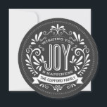 TARJETA FESTIVA HOLIDAY JOY CHALKBOARD ROUND FOTO GREETING<br><div class="desc">DESEANDO ALEGRÍA: Brillante y alegre elegante estilo de pizarra redonda adorno navideño con banner retro, tipografía vintage en blanco y negro y elegantes remolinos. Personalice esta tarjeta de felicitación decorativa de fotos de vacaciones con su nombre familiar. Añade tu foto familiar de vacaciones favorita y personalizar el texto. Una manera...</div>