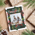 Tarjeta Festiva Holly Days | Fotos navideñas de Feliz<br><div class="desc">Esta moderna y festiva tarjeta de vacaciones de 1 foto cuenta con bayas de invierno, hoyos, estribos y hojas dibujadas a mano, brillantes y coloridas. ¡Asegúrese de hacer una declaración llamativa y elegante esta temporada de vacaciones! Este diseño forma parte de una audaz y festiva colección de vacaciones. El original...</div>