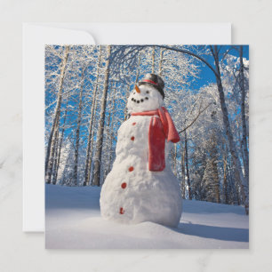 Tarjeta Festiva Hombre de nieve frente a bosque cubierto de nieve