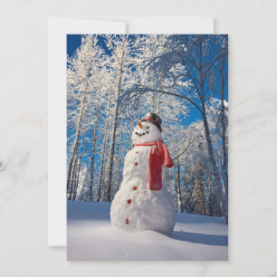 Tarjeta Festiva Hombre de nieve frente a bosque cubierto de nieve