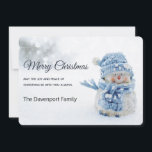Tarjeta Festiva Hombre de nieve lindo en Navidades de fotografía d<br><div class="desc">Una tarjeta de Navidades llanos con una linda fotografía con un pequeño muñeco de nieve. Fuera en invierno con nieve cayendo por todas partes. Este chico lindo está vestido con ropa de exterior de punto azul. Un poco de bicho blanco/gris en el fondo.</div>