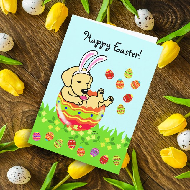 Tarjeta Festiva Huevo de Pascua Amarillo Labrador Personalizado de (Easter Egg Yellow Labrador Puppy card featuring cute Labrador Cartoon in the colorful Easter egg.)