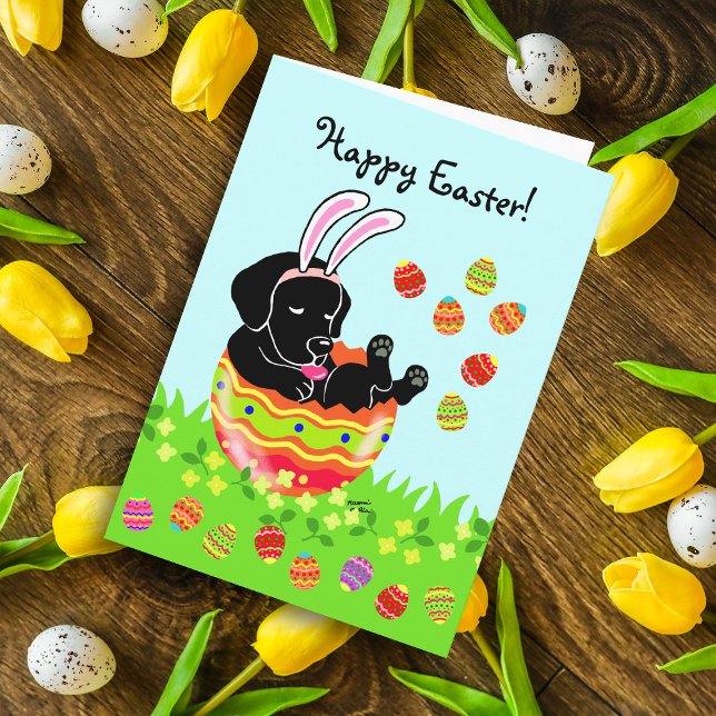 Tarjeta Festiva Huevo de Pascua Labrador Negro Personalizado de Ca (Easter Egg Black Labrador Puppy card featuring cute Labrador Cartoon in the colorful Easter egg.)