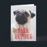 Tarjeta Festiva Humbug de corteza perro cachorro | Foto de vacacio<br><div class="desc">Esta moderna tarjeta de fotos de vacaciones plegadas con temática de perro presenta un saludo rojo y caprichoso "cohetes de ladrido" sobre una foto de sangre completa (al borde). ¡Es el diseño perfecto y caprichoso para cualquier amante del perro! Funciona muy bien con fotos en color o en blanco y...</div>
