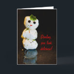 Tarjeta Festiva Humor de Snowman de Mozzarella Ball<br><div class="desc">¡El arte de la comida es divertido con el queso! Este lindo muñeco de nieve de queso mozzarella es un arte gastronómico increíble para enviar una tarjeta a tus amigos. Ideal para divertirse,  una invitación a cenar o lo que quieras - revisa el texto para que te acomode!</div>