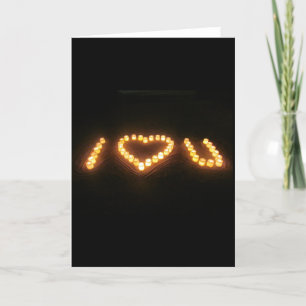 Tarjeta Festiva i corazón u velas