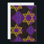 Tarjeta Festiva Imagen temática de Hanukkah de SlipperyJoe's dorad<br><div class="desc">Imagen temática de Hanukkah de SlipperyJoe's dorado amarillo Estrella de David velas azules con llamas naranjas arte inspirado en la menorá regalo idea identidad judía espiritualidad festividad retro patrón simétrico audaz fondo enrejado con forma de diamante combina tradición y diseño vibrante efecto de tablero de ajedrez púrpura y negro celebración...</div>