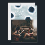 Tarjeta Festiva Indigo puntos<br><div class="desc">Los hermosos puntos batik índigo crean una tarjeta de vacaciones abstracta moderna,  perfecta para su foto familiar. Esta tarjeta también presenta un fondo azul claro de tintes de corbata.</div>