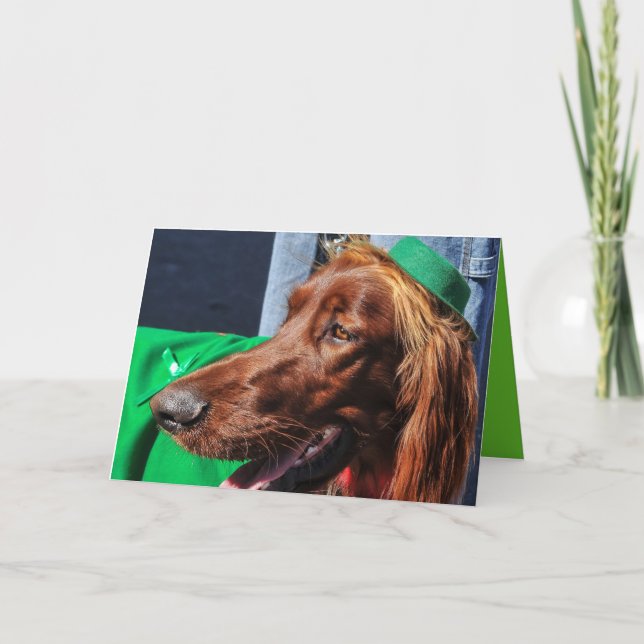 TARJETA FESTIVA IRISH SETTER QUE LLEVA EL DÍA DE ST PATRICK VERDE (Anverso)