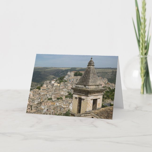 Tarjeta Festiva ITALIA, Sicilia, RAGUSA IBLA: Vista de la ciudad y (Anverso)