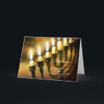 Tarjeta Festiva Jánuca Menorah enciende Shalom, paz a usted<br><div class="desc">Esta tarjeta de Jánuca parece brillar intensamente con la luz interna como las velas en el menorah ilumina un libro antiguo en el fondo. Desea elegante la paz receptora, "Shalom". Chanukah/Jánuca es la época del año perfecta de expresar su deseo para la paz a todos sus amigos y amados, especialmente...</div>