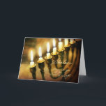 Tarjeta Festiva Jánuca Menorah enciende Shalom, paz a usted<br><div class="desc">Esta tarjeta de Jánuca parece brillar intensamente con la luz interna como las velas en el menorah ilumina un libro antiguo en el fondo. Desea elegante la paz receptora, "Shalom". Chanukah/Jánuca es la época del año perfecta de expresar su deseo para la paz a todos sus amigos y amados, especialmente...</div>