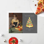 Tarjeta Festiva Joy Pizza Love Chalkboard Photo<br><div class="desc">Ilustracion de una porción de pizza en forma de árbol de Navidad,  decorada con toques rojos y verdes y una estrella en la parte superior. Personalice el nombre,  año y foto. El fondo está inspirado en la pizarra.</div>