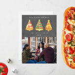 Tarjeta Festiva Joy Pizza Love Navidades Chalkboard Photo<br><div class="desc">Ilustracion de árbol de Navidad en forma de árbol de porciones de pizza coronadas con estrellas. El fondo está inspirado en la pizarra. Personalice el nombre,  año y foto.</div>