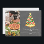 Tarjeta Festiva Joy Pizza Love Navidades Italiano Chalkboard Photo<br><div class="desc">Ilustracion de porción de pizza en forma de árbol de Navidad con estrellas. El fondo está inspirado en la pizarra. Personalice el nombre,  año y foto.</div>