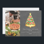 Tarjeta Festiva Joy Pizza Love Navidades Italiano Chalkboard Photo<br><div class="desc">Ilustracion de porción de pizza en forma de árbol de Navidad con estrellas. El fondo está inspirado en la pizarra. Personalice el nombre,  año y foto.</div>