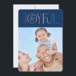 Tarjeta Festiva JOYFUENTE FOTO DE LA FAMILIA moderna elegante colo<br><div class="desc">por kat massard >>> WWW.SIMPLYSWEETPAPERIE.COM <<< Un diseño elegante de tarjeta que presenta la cita "JOYFUL" con un tipo de guión elegante combinado con tipografía de serif, y un patrón divertido en el reverso, lo que le da la oportunidad de escribir a mano un mensaje personal. ¡Con una foto en...</div>