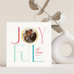 Tarjeta Festiva JOYFUENTE FOTO FAMILIAR Icono moderno y elegante c<br><div class="desc">por kat massard >>> WWW.SIMPLYSWEETPAPERIE.COM <<< Un diseño elegante de tarjeta que presenta la cita "JOYFUL" con un tipo de guión elegante combinado con tipografía de serif y color liso en el reverso, lo que le da la oportunidad de escribir a mano un mensaje personal. ¡Con una foto en forma...</div>