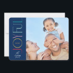 Tarjeta Festiva JOYFUENTE FOTO FAMILIAR moderno y elegante color a<br><div class="desc">por kat massard >>> WWW.SIMPLYSWEETPAPERIE.COM <<< Un diseño elegante de tarjeta que presenta la cita "JOYFUL" con un tipo de guión elegante combinado con tipografía de serif, y un patrón divertido en el reverso, lo que le da la oportunidad de escribir a mano un mensaje personal. ¡Con una foto en...</div>