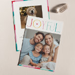 Tarjeta Festiva JOYFUENTE FOTO FAMILIAR TIPO moderna de serif<br><div class="desc">por kat massard >>> WWW.SIMPLYSWEETPAPERIE.COM <<< Un diseño elegante de tarjeta que presenta la cita "JOYFUL" con un tipo de guión elegante combinado con tipografía de serif y color liso en el reverso, lo que le da la oportunidad de escribir a mano un mensaje personal. ¡Con una foto en forma...</div>