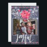 Tarjeta Festiva Joyful Rustic Blue Barn Wood Navidades 3 fotos<br><div class="desc">Moderna casa de campo de inspiración tradicional 2 caras Navidades tarjeta de collage de fotos sobre un fondo de madera de granero azul marino con cuerdas blancas de luces intermitentes con un gran ramo de corales rojos, color rosa y gris rosa y poinsettia con dos bordes florales. Guión "alegre" con...</div>