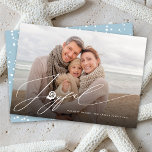 Tarjeta Festiva Joyful Seashell Beach Elegante Guión De Imagen Mod<br><div class="desc">Joyful Seashell Elegante manuscrito blanco manuscrito Tarjeta fotográfica Coastal Beach Holiday. Hay más opciones de edición de diseño disponibles en la página del producto personalizado. Se puede cambiar el color de fondo. Añade tus propias fotos y texto. Fácil de personalizar por tu cuenta. Diseñado por fat*fa*tin. Fácil de personalizar con...</div>