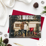 Tarjeta Festiva Joyful Twinkle Lights and Stars Relieve metalizado<br><div class="desc">Una elegante y moderna imagen de una tarjeta de bienvenida de Navidades de estilo casero. La tarjeta fotográfica completa presenta una foto favorita con un diseño único y caprichoso de tipografía "alegre" que tiene acentos de estrellas y luces brillantes. Personalice el texto del personalizado con el año, su saludo de...</div>