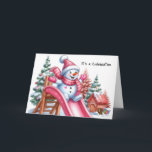 Tarjeta Festiva Jugativo hombre de nieve en el área de juegos rosa<br><div class="desc">Revela en el espíritu festivo con este encantador cuadro de un muñeco de nieve de plumón adornado con accesorios rosas,  deslizándose alegremente por un vibrante tobogán rosa entre un parque infantil rodeado de árboles navideños y una manta de nieve.</div>