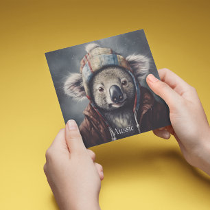 Tarjeta Festiva Koala Lindo con Gorro de Invierno Nombre Personali